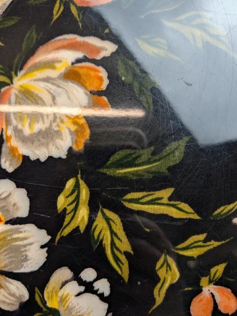 Groot vintage dienblad jaren 60 met bloemendecor op zwarte achtergrond met gouden handgrepen – photo 5